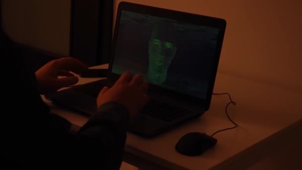 Hacker Karanlık Bir Odada Kod Yazıyor Yapay Zeka Yüzü Yaratıyor — Stok video