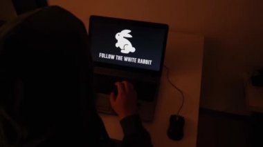 Bir aksaklık kod yağmuruna dönüştüğünde geliştirici dizüstü bilgisayardaki karanlık bir odada kodlama yapıyor