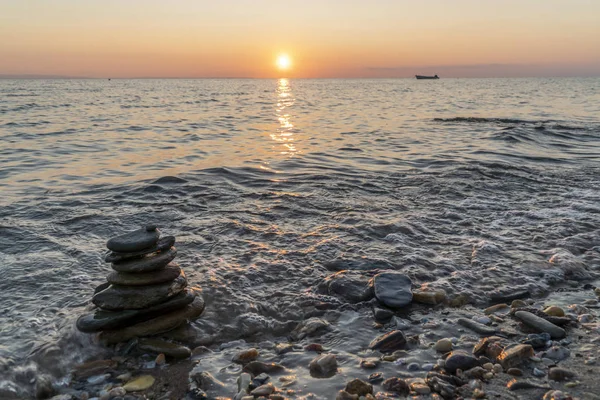 Montón de rocas Zen en el mar al atardecer —  Fotos de Stock