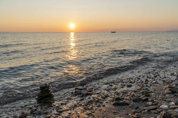 Montón de rocas Zen en el mar al atardecer —  Fotos de Stock