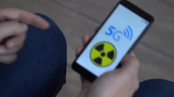 Conceito Perigo Rede Homem Pôr Smartphone Ouvido Visão Traseira Cabeça — Vídeo de Stock