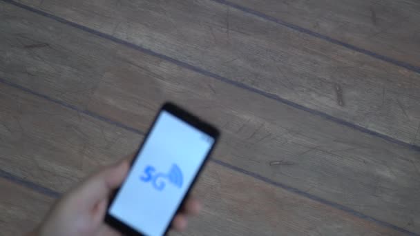 5G网络危险概念 男人把智能手机放在他的耳朵 后视镜 — 图库视频影像