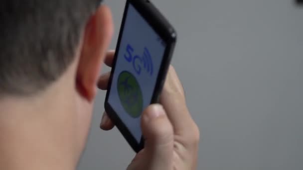 Tehlike Kavramı Adam Kulağına Akıllı Telefon Dayıyor Arka Baş Görünümü — Stok video