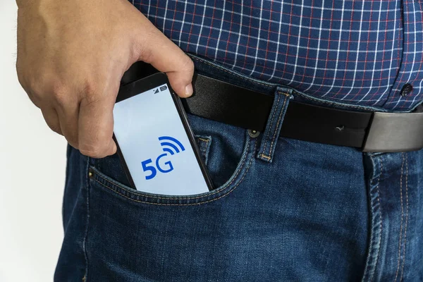 Homem colocando um smartphone com aviso de perigo 5g — Fotografia de Stock
