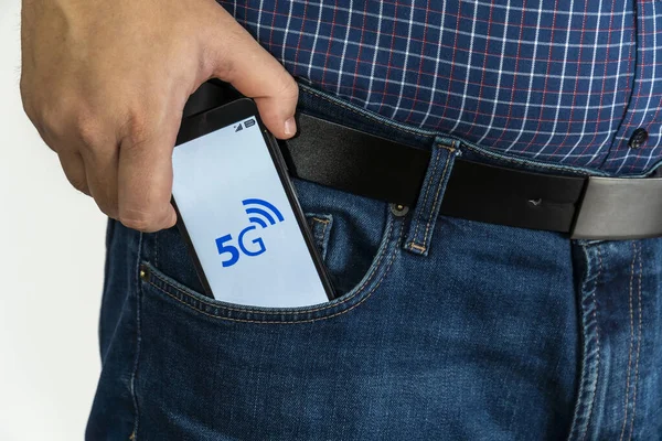 Homem colocando um smartphone com aviso de perigo 5g — Fotografia de Stock