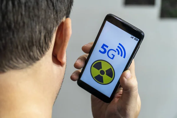 Adam akıllı telefonuyla konuşacak.