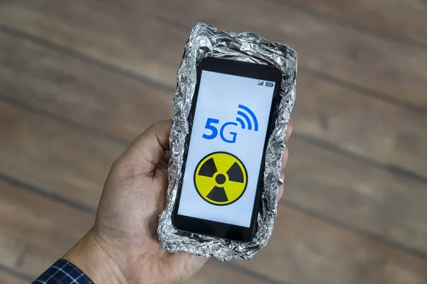 Smartphone 5g com caso de folha de alumínio — Fotografia de Stock