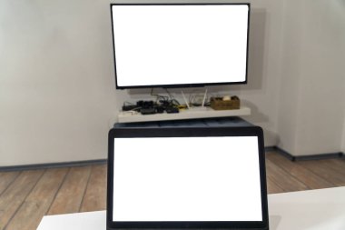 Akıllı bir TV konseptine dizüstü bilgisayar dök
