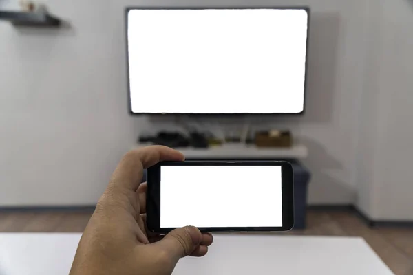 Öntött okostelefon egy tv-koncepció — Stock Fotó