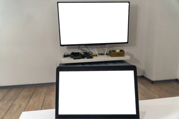 Cast laptop on a smart tv concept — 스톡 사진
