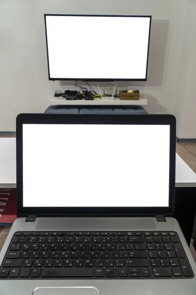 Elenco laptop em um conceito de tv inteligente — Fotografia de Stock