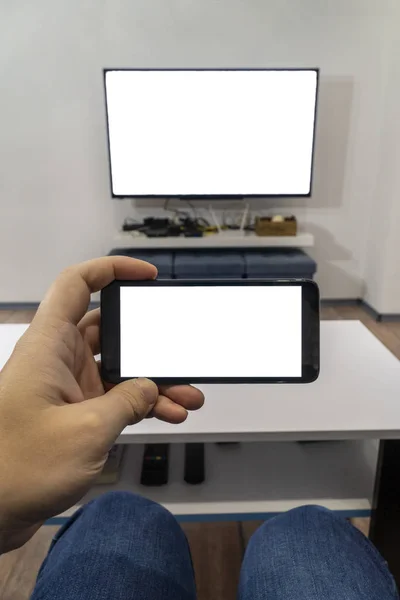 Smartphone auf ein TV-Konzept werfen — Stockfoto