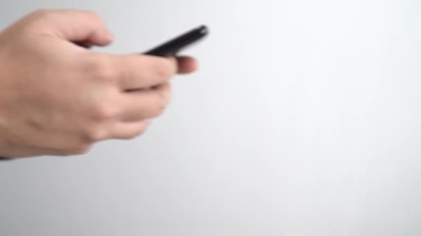白い背景に隔離されたスマートフォンを使用して男性の手の側面図 — ストック動画