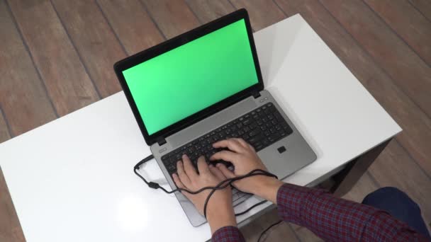 Conceito Moderno Escravidão Vista Acima Homem Mãos Digitando Laptop Amarrado — Vídeo de Stock