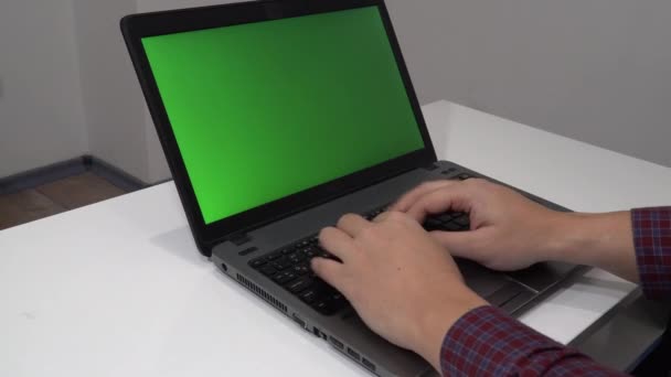 男人在咖啡桌上用空白屏幕笔记本电脑的头像 — 图库视频影像