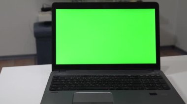 Akıcı ve oyuncu kadrosu. Laptop ve boş ekranlı akıllı televizyon kablosuz yayın ya da oyuncu seçme olasılığını gösteriyor