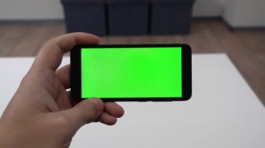 Akıcı ve oyuncu kadrosu. Laptop ve boş ekranlı akıllı televizyon kablosuz yayın ya da oyuncu seçme olasılığını gösteriyor