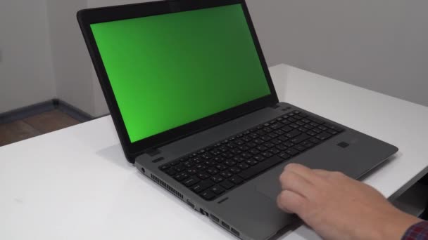 Vista Superior Homem Usando Laptop Com Tela Branco Uma Mesa — Vídeo de Stock