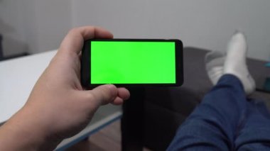 Akıcı ve oyuncu kadrosu. Laptop ve boş ekranlı akıllı televizyon kablosuz yayın ya da oyuncu seçme olasılığını gösteriyor