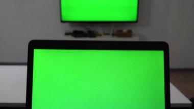 Akıcı ve oyuncu kadrosu. Laptop ve boş ekranlı akıllı televizyon kablosuz yayın ya da oyuncu seçme olasılığını gösteriyor