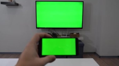 Akıcı ve oyuncu kadrosu. Cep telefonu ve boş ekranlı akıllı televizyon kablosuz yayın ya da oyuncu seçme olasılığını gösteriyor