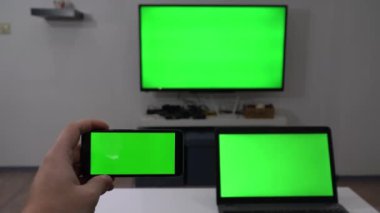 Akıcı ve oyuncu kadrosu. Cep telefonu