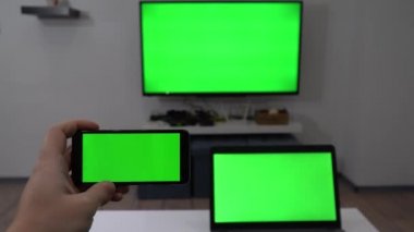 Akıcı ve oyuncu kadrosu. Cep telefonu