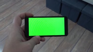 Akıcı ve oyuncu kadrosu. Cep telefonu ve boş ekranlı akıllı televizyon kablosuz yayın ya da oyuncu seçme olasılığını gösteriyor