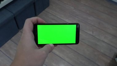 Akıcı ve oyuncu kadrosu. Cep telefonu ve boş ekranlı akıllı televizyon kablosuz yayın ya da oyuncu seçme olasılığını gösteriyor