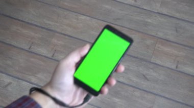 Modern problem kavramı. Elinde USB kablosu olan bir akıllı telefonu elinde tutmak. Cep telefonu bağımlılığı.