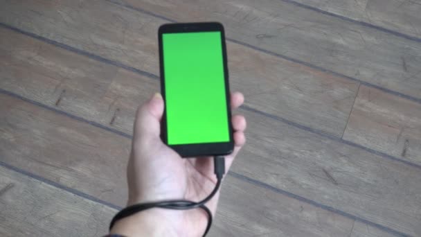 Concetto Problemi Moderni Tenendo Uno Smartphone Con Cavo Usb Legato — Video Stock