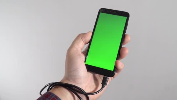 Nowoczesna Koncepcja Problemów Trzymanie Smartfona Kablem Usb Przywiązanym Dłoni Uzależnienie — Wideo stockowe