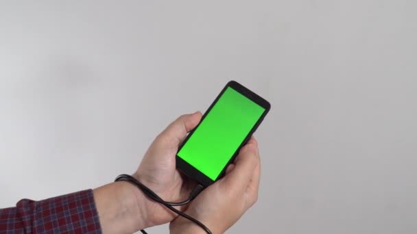 Concepto Problemas Modernos Sosteniendo Teléfono Inteligente Con Cable Usb Atado — Vídeo de stock