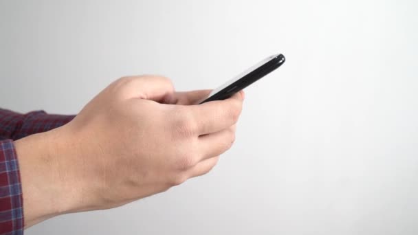 Πλευρική Άποψη Των Αρσενικών Χεριών Χρησιμοποιώντας Ένα Smartphone Απομονωμένο Λευκό — Αρχείο Βίντεο