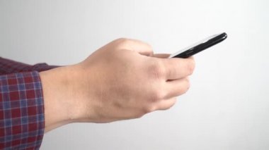 Beyaz arkaplanda izole edilmiş akıllı telefon kullanan erkeklerin yan görünümü