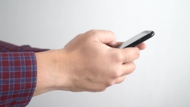 Vista Lateral Das Mãos Masculinas Usando Smartphone Isolado Fundo Branco — Vídeo de Stock