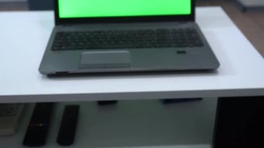 Akıcı ve oyuncu kadrosu. Boş ekranlı cep telefonu ve dizüstü bilgisayar kablosuz yayın veya oyuncu seçme olasılığını gösterir