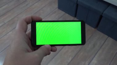 Akıcı ve oyuncu kadrosu. Cep telefonu ve boş ekranlı akıllı televizyon kablosuz yayın ya da oyuncu seçme olasılığını gösteriyor