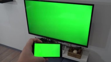Akıcı ve oyuncu kadrosu. Cep telefonu ve boş ekranlı akıllı televizyon kablosuz yayın ya da oyuncu seçme olasılığını gösteriyor