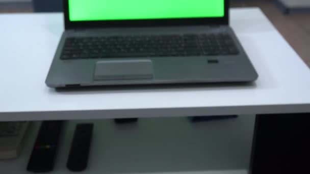 Streaming Conceito Elenco Telefone Celular Laptop Com Telas Branco Mostrando — Vídeo de Stock