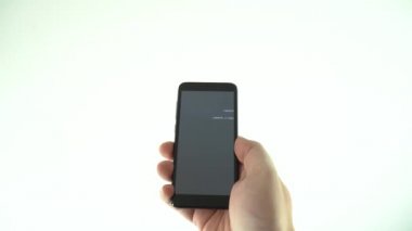 Al robot konsepti. Üzerinde yapay zeka resmi olan bir akıllı telefon ekranına bakan biri..
