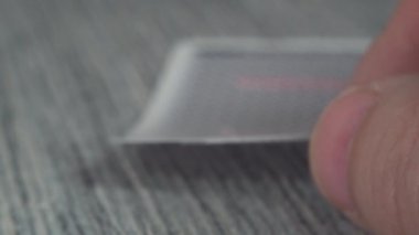 Düşük açılı, yakın plan bir erkek eli kumarhane masasından kartları alıp gösteriyor.