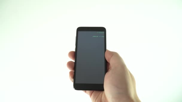 Zhakowany Pomysł Telefonu Osoba Patrząca Ekran Smartfona Twarzą Bota Pojawiającą — Wideo stockowe