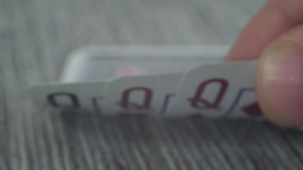 男性の手を拾うとカジノのテーブルからカードを表示するの低角度のクローズアップビュー — ストック動画