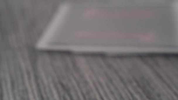Nízký Úhel Detailní Pohled Mužskou Ruku Zvedání Zobrazování Karet Kasina — Stock video