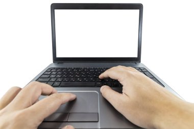 Laptop klavyesinde yazan bir adamın düşük açılı görüntüsü