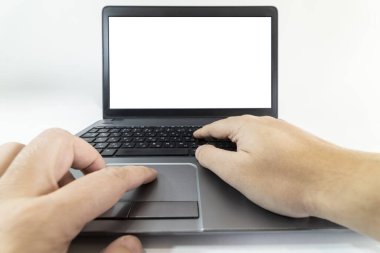 Laptop klavyesinde yazan bir adamın düşük açılı görüntüsü