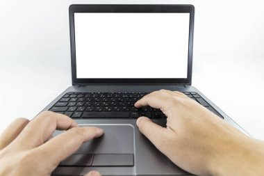 Laptop klavyesinde yazan bir adamın düşük açılı görüntüsü