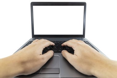 Laptop klavyesinde yazan bir adamın düşük açılı görüntüsü