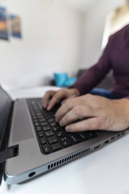 Kaçış konsepti. Dizüstü bilgisayarın klavyesindeki kaçış düğmesine basan adamın düşük açılı görüntüsü.